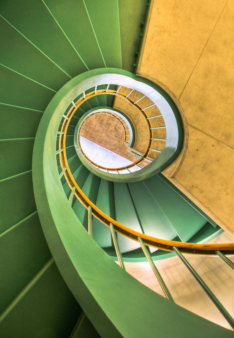 escalier spirale contemporain avec marches peintes en vert