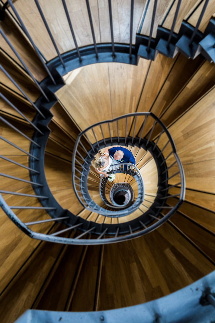escalier spirale contemporain marches en bois et rampe métallique