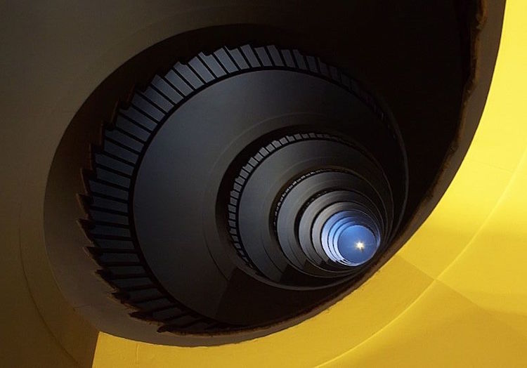 escalier spirale design minimaliste en anthracite et jaune canari