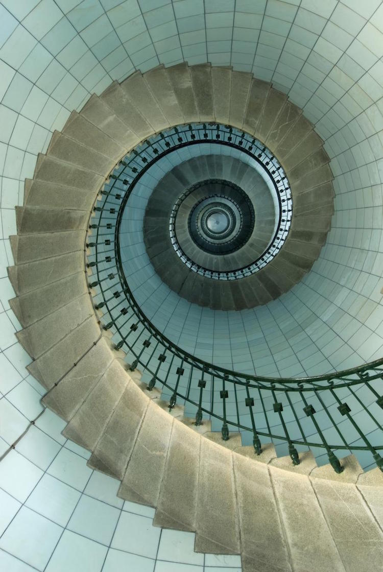 escalier-spirale-en-béton-avec-rampe-en-fer-et-cage-carrelée.jpg