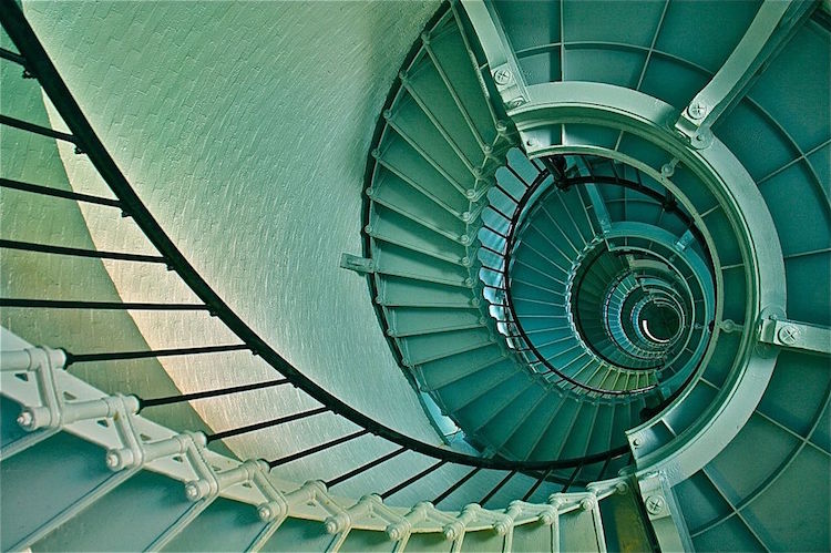 escalier spirale en métal de design moderne industriel