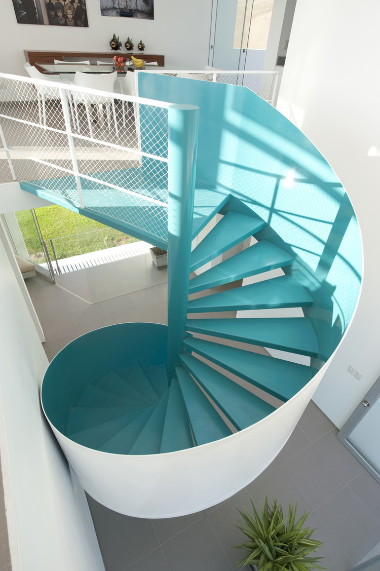 escalier spirale minimaliste sans contremarches en turquoise et blanc
