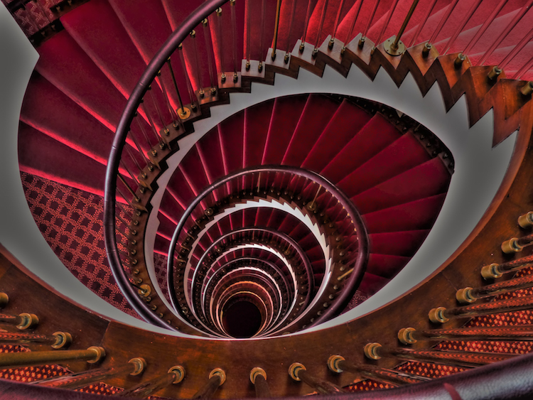escalier spirale sophistiqué marches tapissées de velours rouge