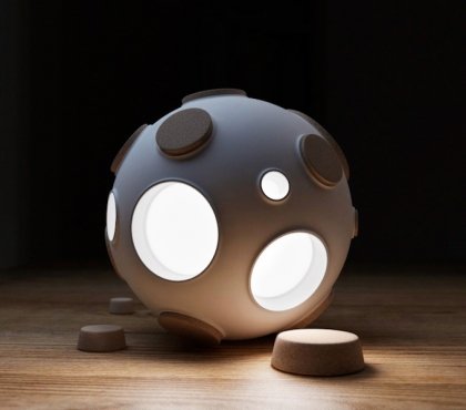 exemple design industriel - lampe imitant la forme de la lune Armstrong
