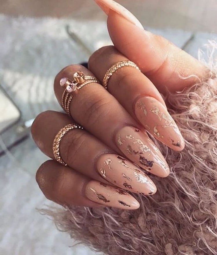 foil nail art ongles élégantes modernes effet doré