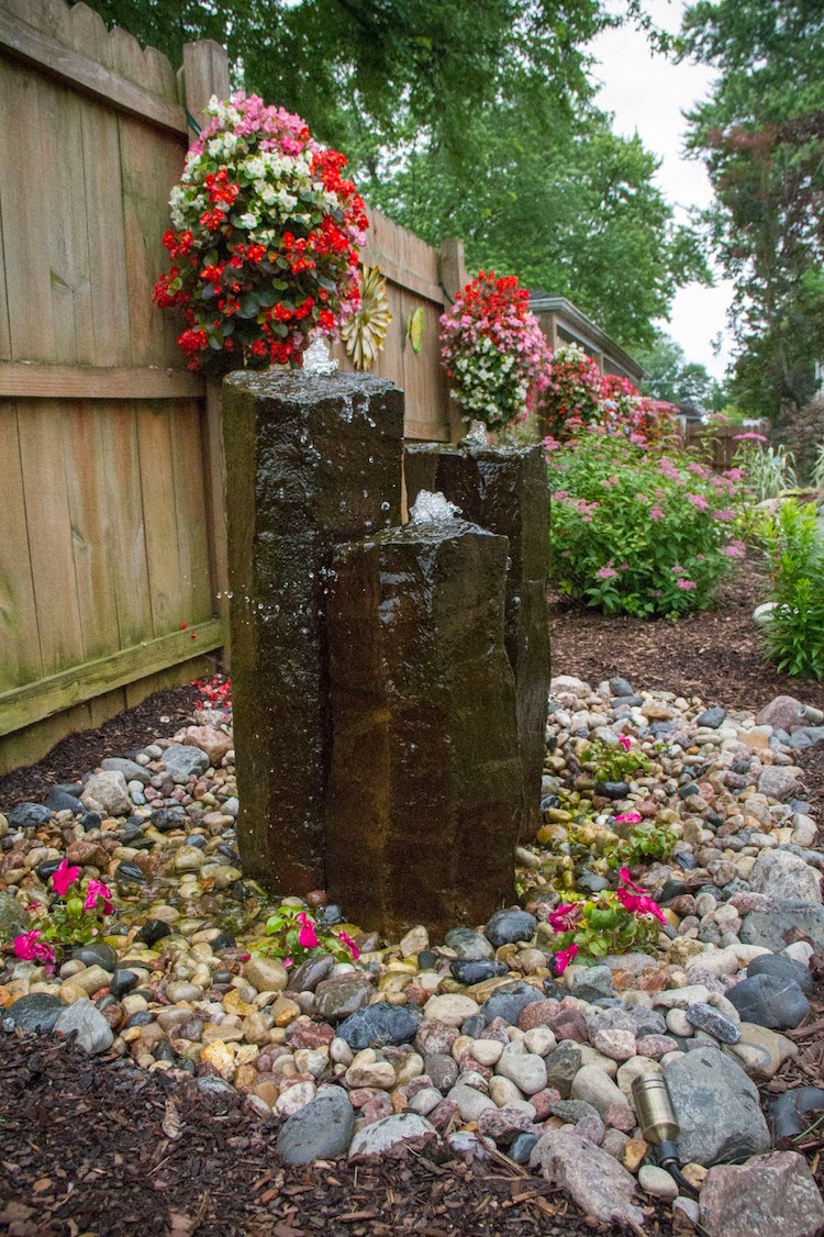 fontaine exterieure basalte deco galets compositions florales cascade