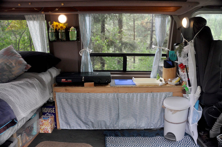 fourgon aménagé en camping-car avec couchage et cuisine