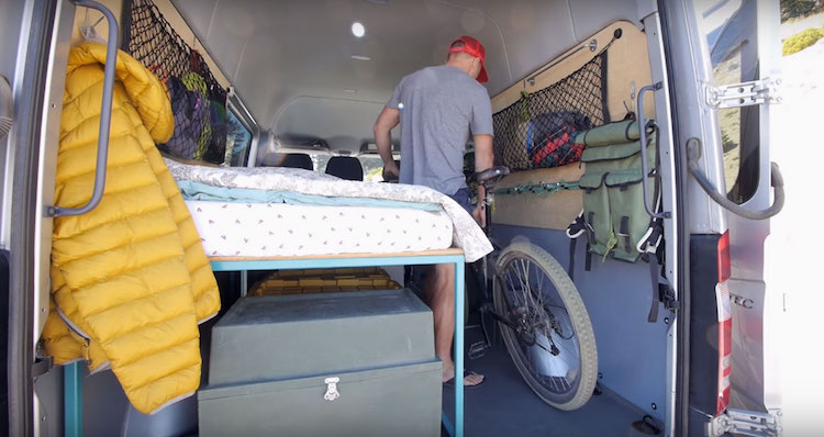 fourgon aménagé en camping-car avec lit haut et espace vélo