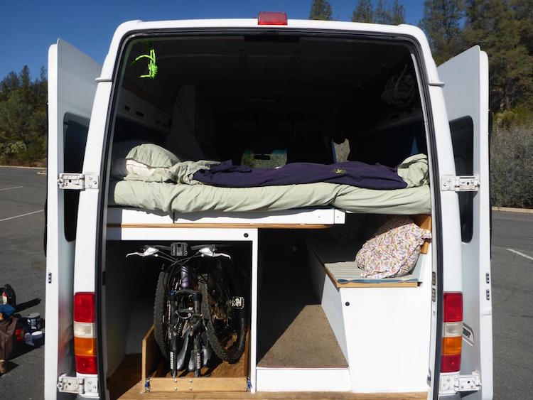 fourgon aménagé en camping-car couchage et range-vélo
