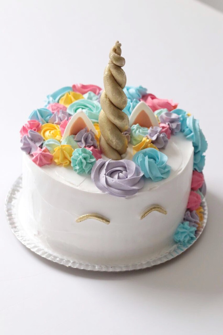 gâteau anniversaire petite fille 2 ans licorne fleurs design créatif