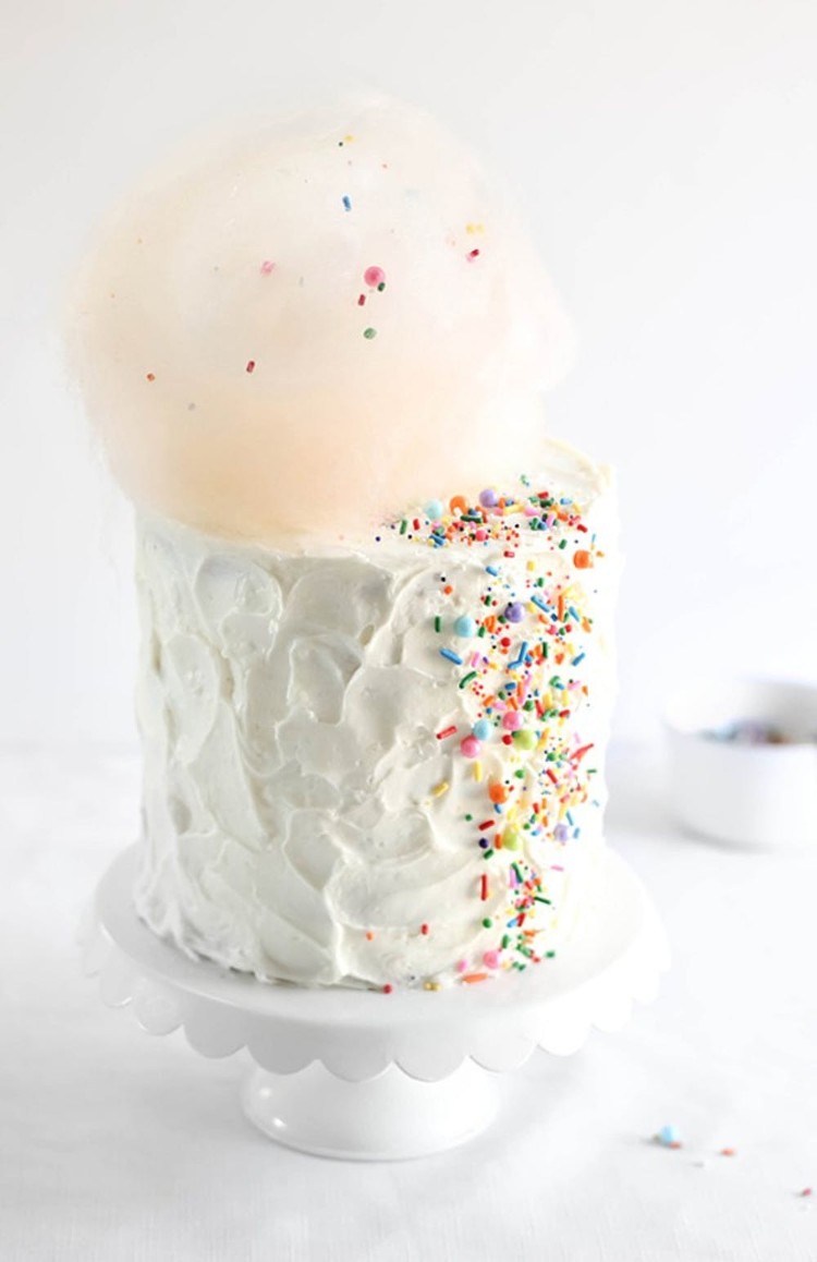 gâteau anniversaire petite fille design arc ciel original drip cake