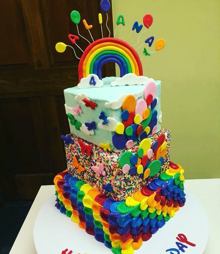 gâteau anniversaire petite fille fait maison modèle original cake design multicolore bonbons arc ciel