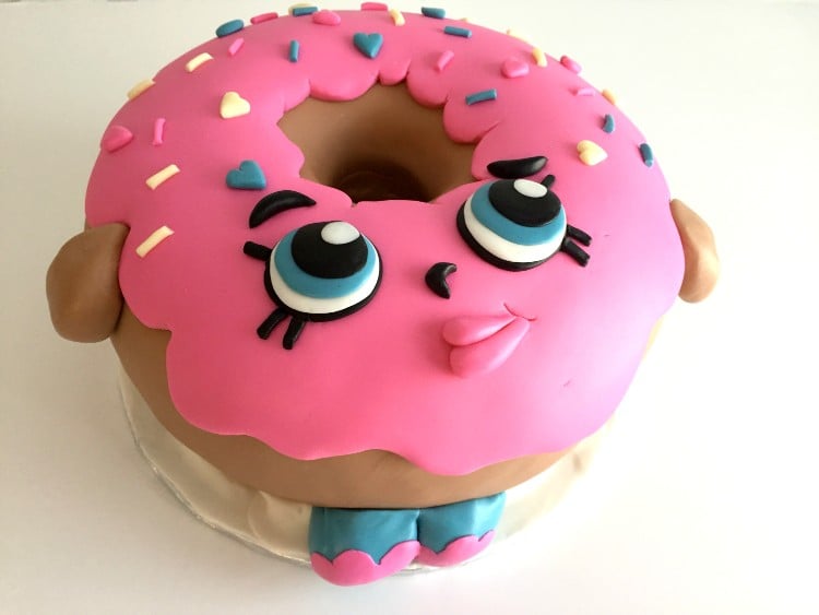 gâteau anniversaire petite fille forme brioche donut cake design personnalisé