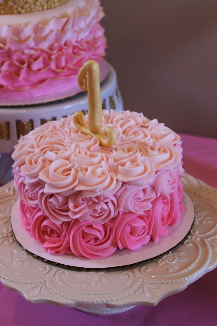 gâteau anniversaire petite fille motifs roses enfant 1 an
