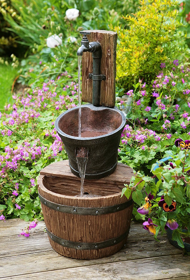 idee fontaine exterieure a faire soi meme seaux bois metal style rustique