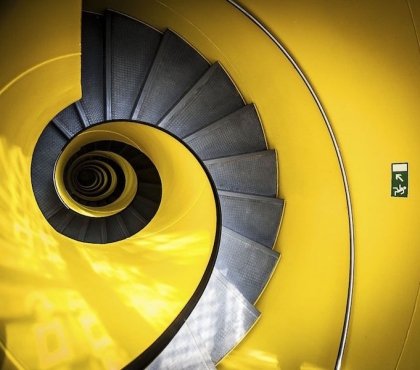 idée d' escalier spirale minimaliste jaune à marches antidérapantes