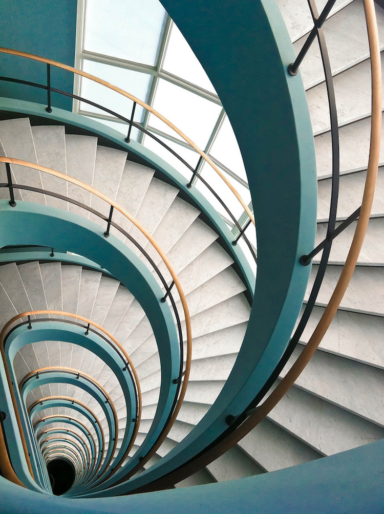 idée escalier spirale contemporain bleu-vert pastel et marbre