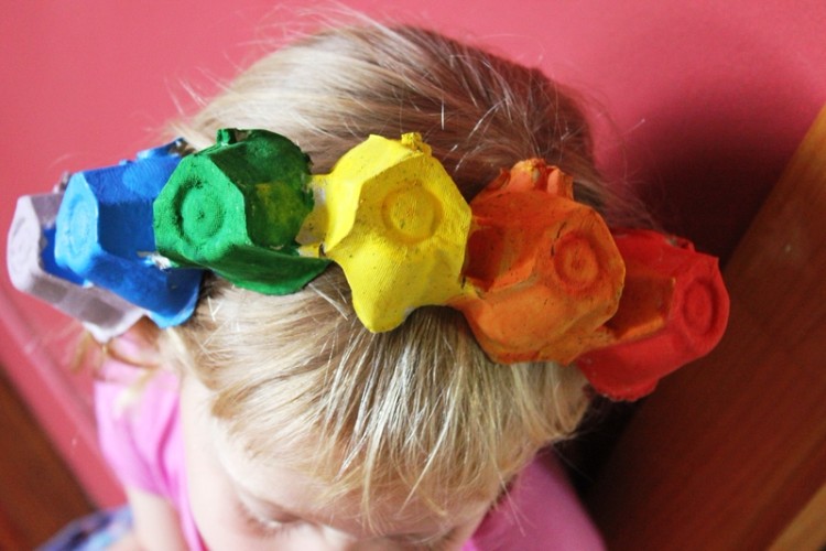 idée DIY enfant couronne fleurs carton recyclé bricolage enfants