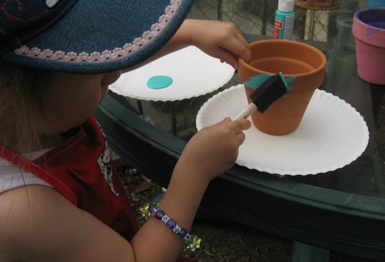 idée DIY enfant thème printemps bricolage famille pots terre cuite activité manuelle