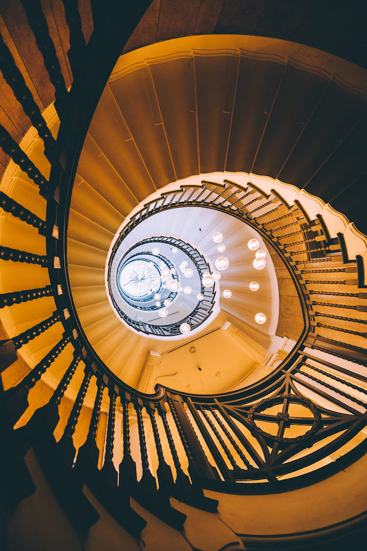 Escalier spirale minimaliste haut en couleur en modèles hypnotiques