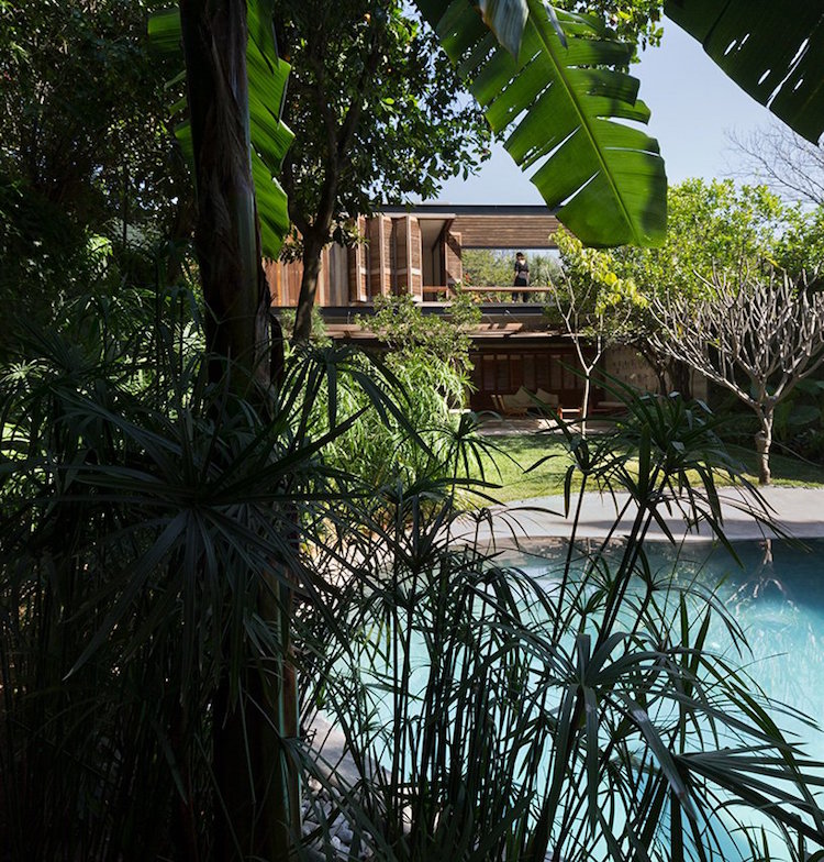 jardin avec piscine porte persienne accordeon REA-albino-ortega-house