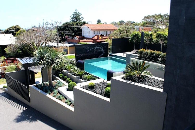 jardin pente urbain piscine parois transparentes