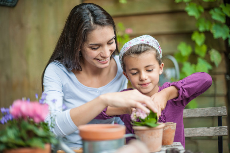 jardinage pour enfants mere fille plantation fleurs pots