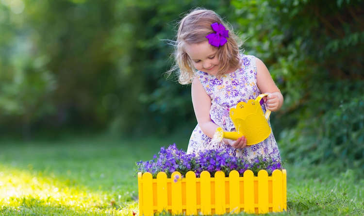jardinage pour enfants petite fille arrosage fleurs