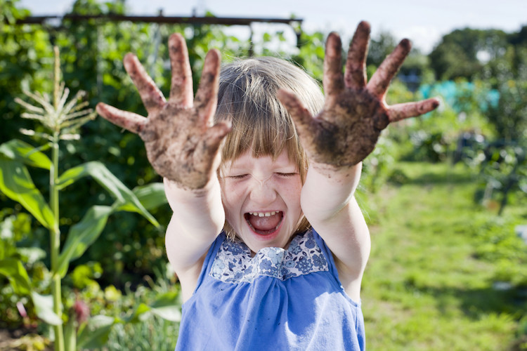 jardinage pour enfants petite fille mains sales
