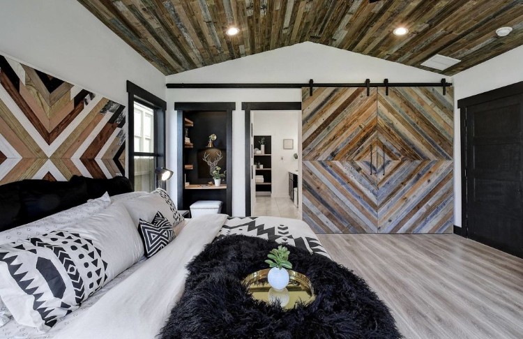 lambris bois design plafond déco chambre cosy esprit chalet montagne porte coulissante lambrisée