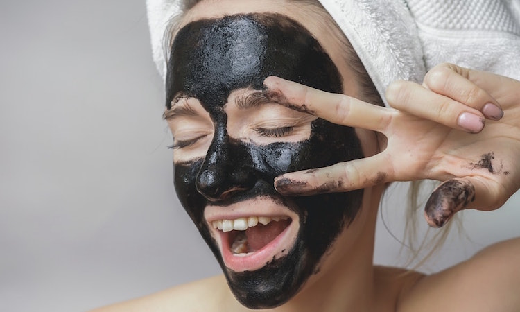 masque visage fait maison charbon purifier peau profondeur points noirs
