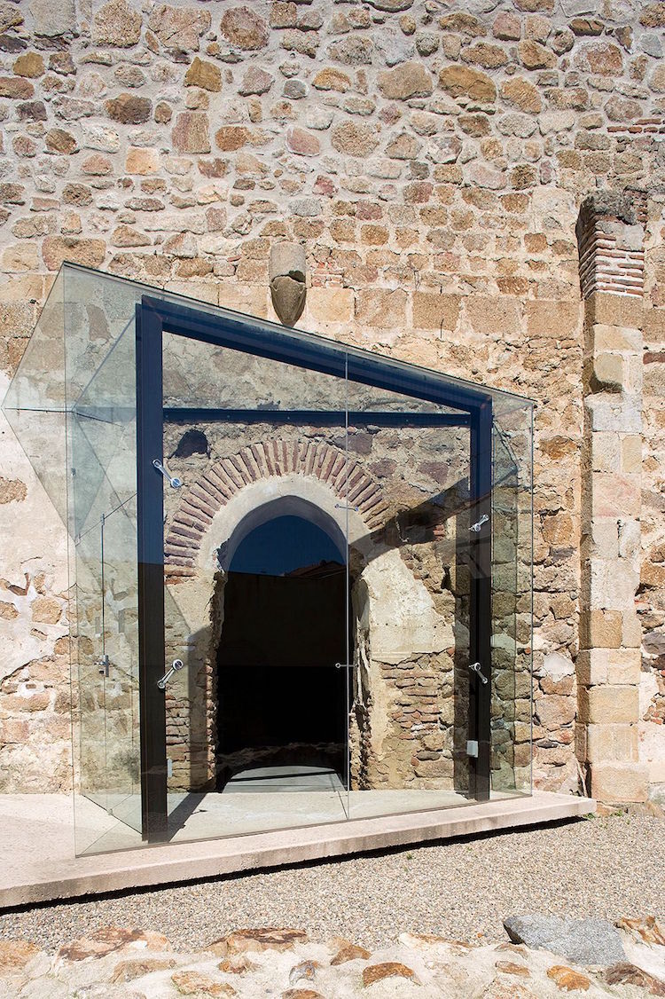 mélange de matériaux de construction- édifice ancienne en pierre avec entrée extérieure en verre