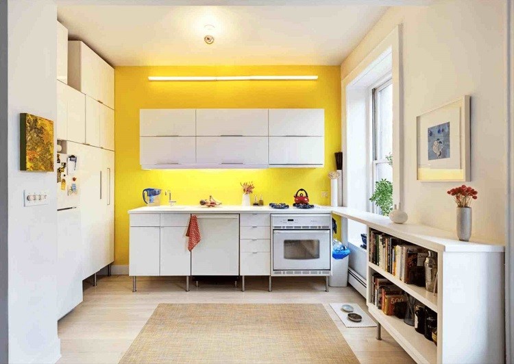mur d'accent jaune dans la cuisine blanche