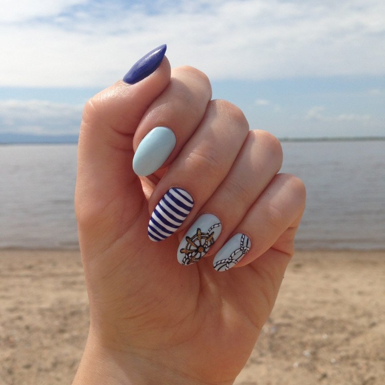 nail art été bleu motifs marins