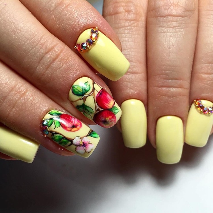 nail art été jaune strass motifs floraux