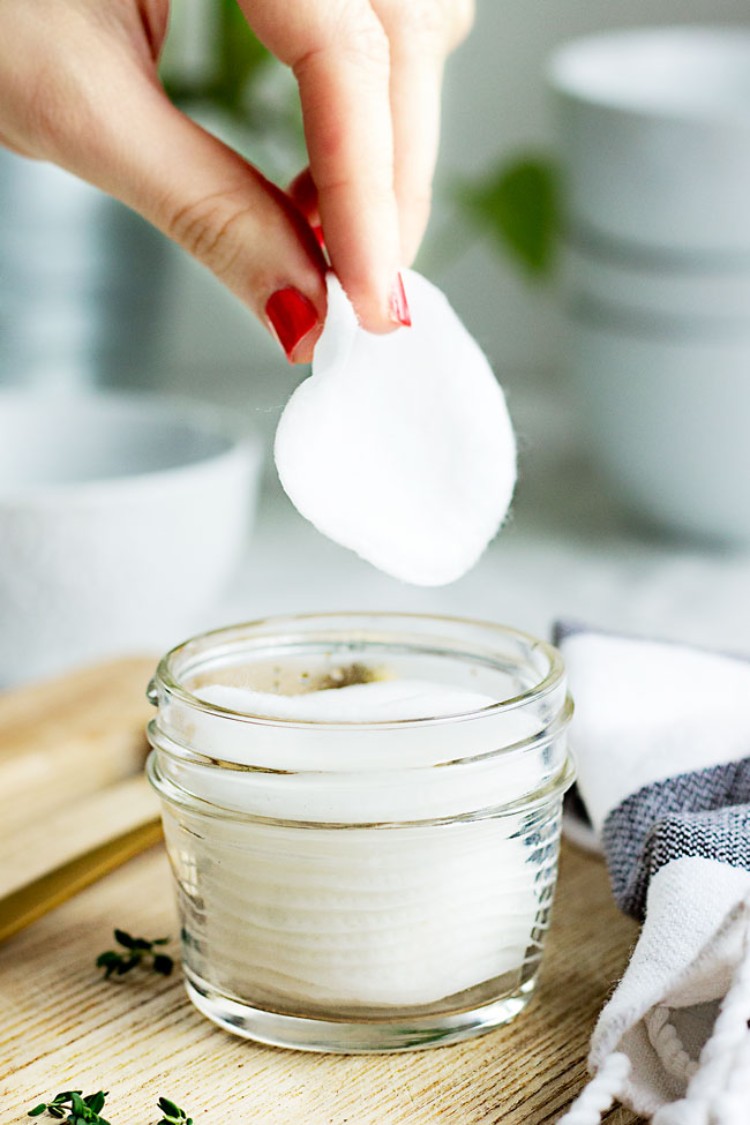 nettoyer basket blanche avec démaquillant fait maison