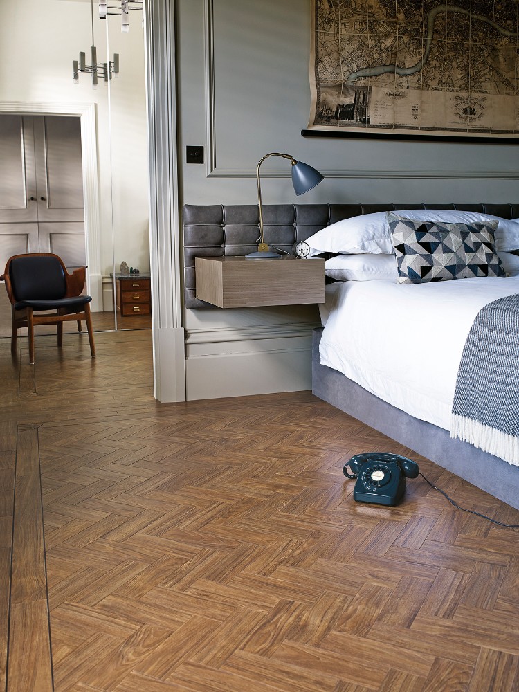 parquet point de Hongrie revêtement bois sol chambre coucher style classique ambiance raffinée