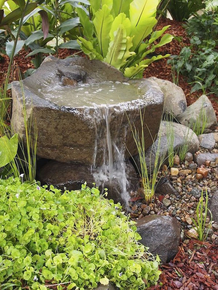 petite fontaine exterieure pierres