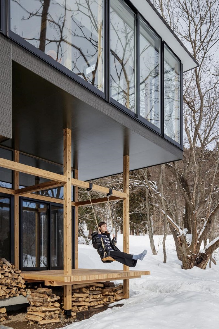 petite terrasse en bois avec balançoire
