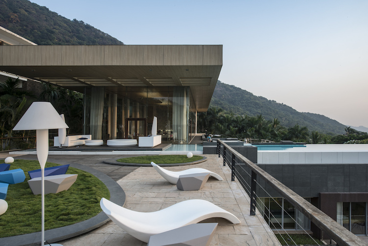 piscine infinie sur toit terrasse bain de soleil blanc minimaliste