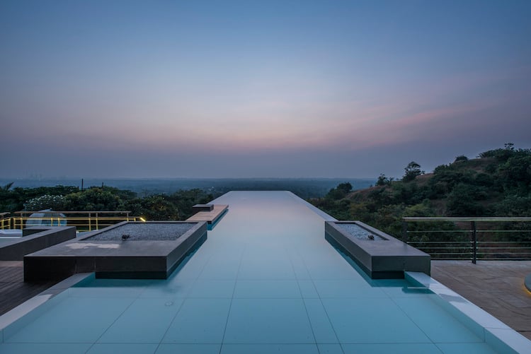 piscine infinie sur toit terrasse vue panoramique mumbai