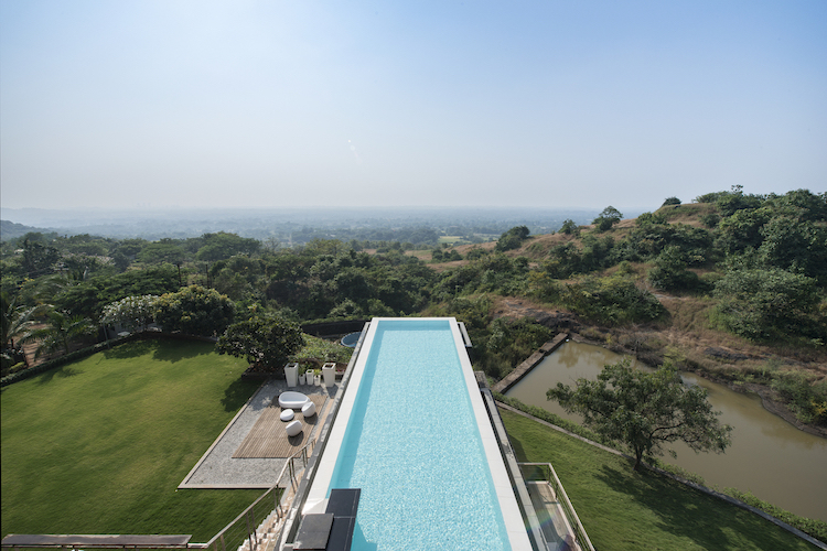 piscine infinie sur toit villa week end terrasse moderne
