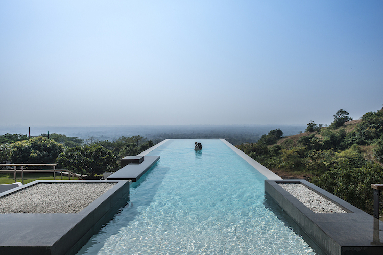 piscine infinie sur toit vue panoramique mumbai