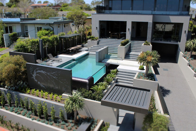 piscine paroi transparente jardin urbain