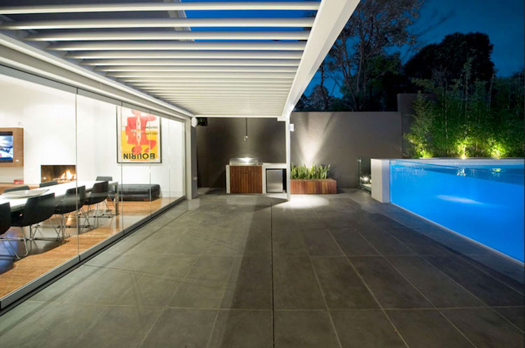 piscine paroi transparente terrasse dalles beton