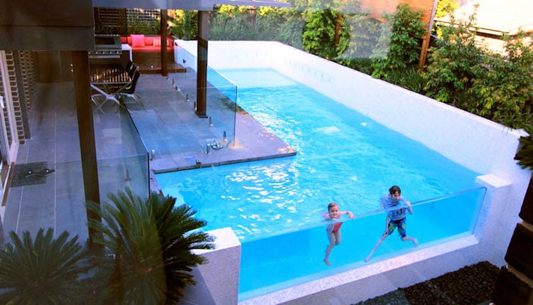 piscine paroi transparente terrasse garde corps verre