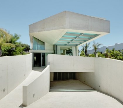 piscine sur toit fond transparent architecture contemporaine facade beton