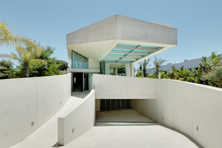 piscine sur toit fond transparent architecture contemporaine facade beton