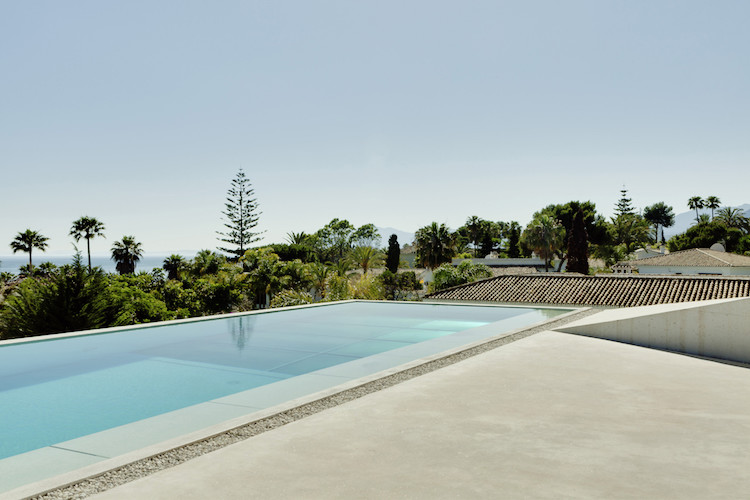 piscine sur toit terrasse fond transparent