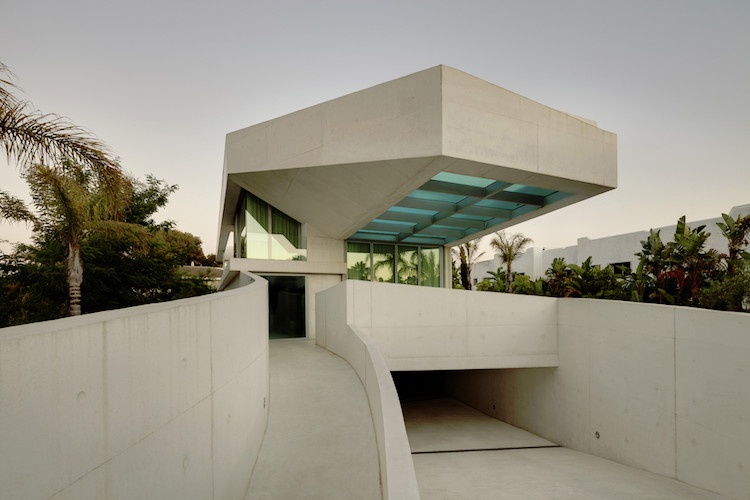 piscine sur toit terrasse fond verre architecture contemporaine minimaliste
